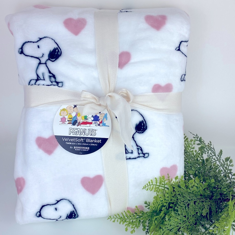 Snoopy Peanuts lovers twin size blanket 60in x 90in. NWT VelvetSoft by Berkshire
